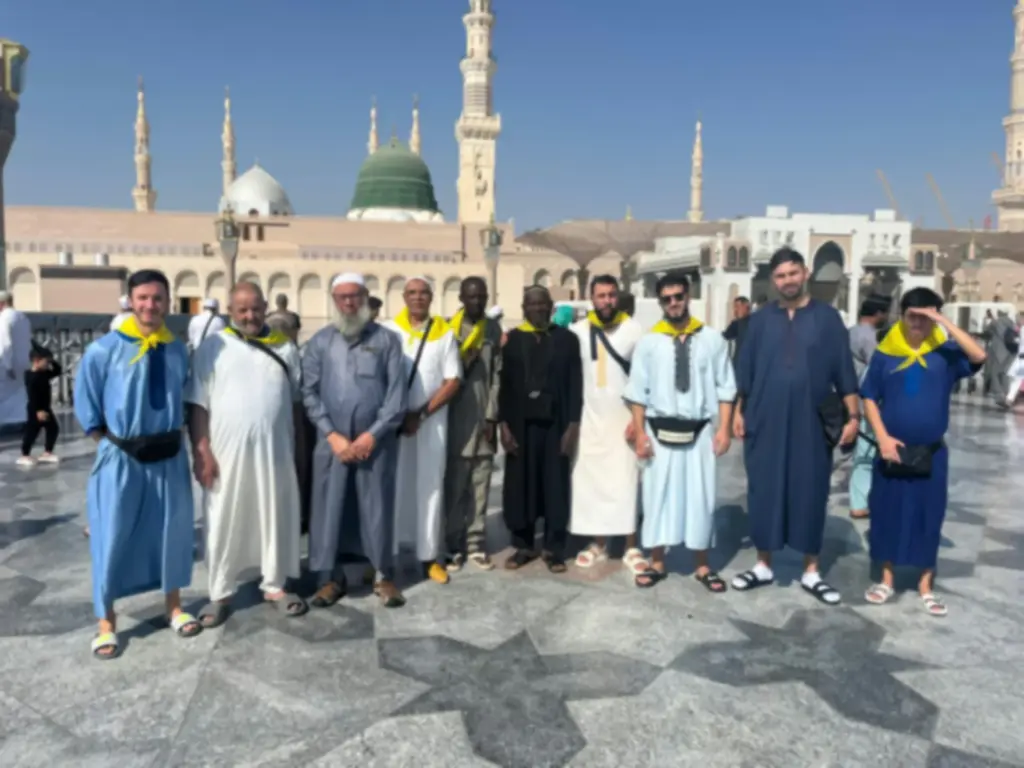 Qué visitar en Medina: grupo de Almisk Travel ante la Mezquita del Profeta