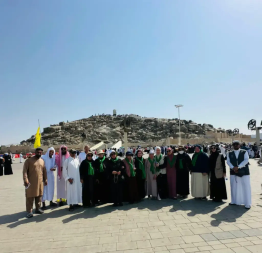 Grupo de Almisk Travel en Arafat, al pie del Jabal al-Rahma
