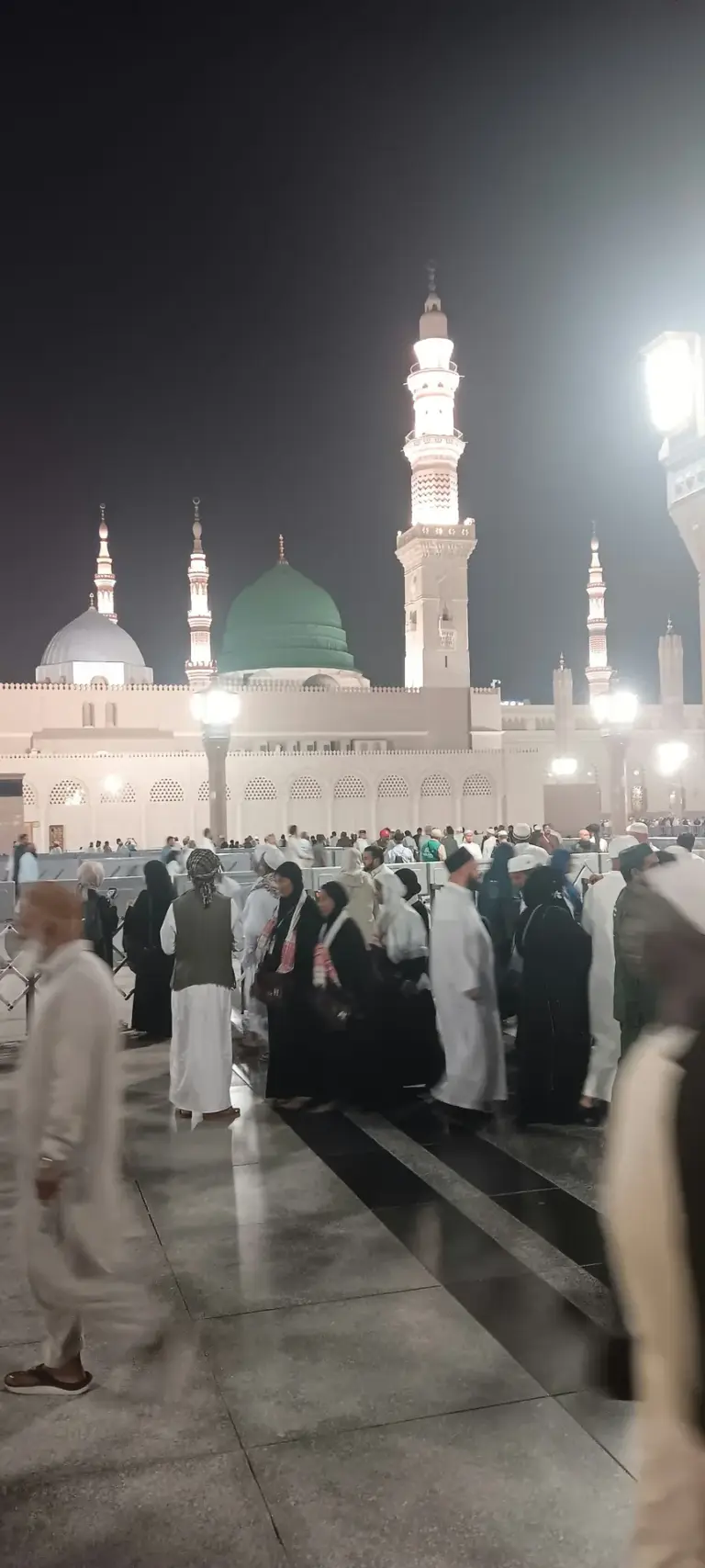 La Mezquita del Profeta en Medina, de noche