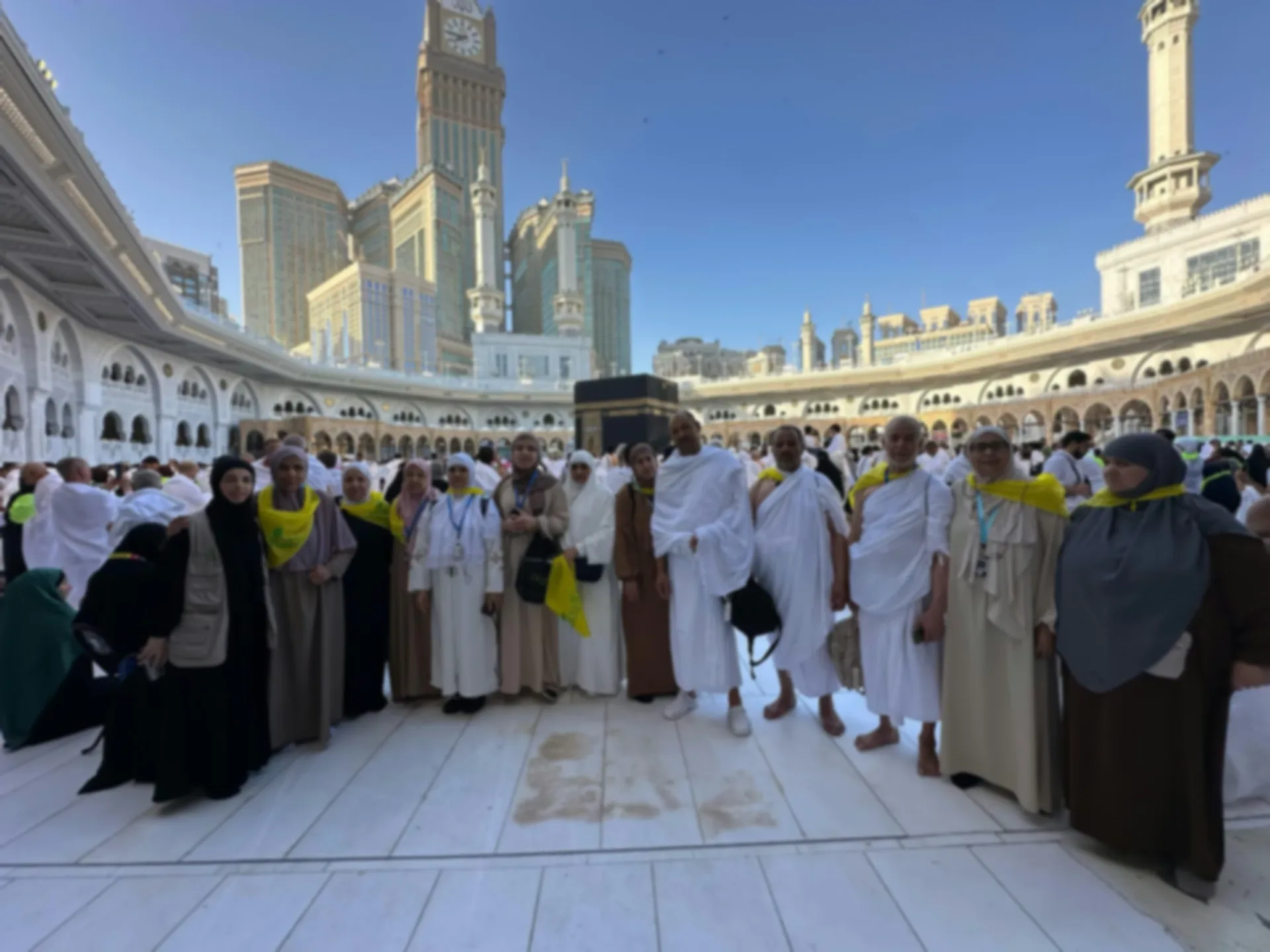 Peregrinos de Almisk Travel en el mataf, junto a la Kaaba, en uno de nuestros viajes de Umrah desde España