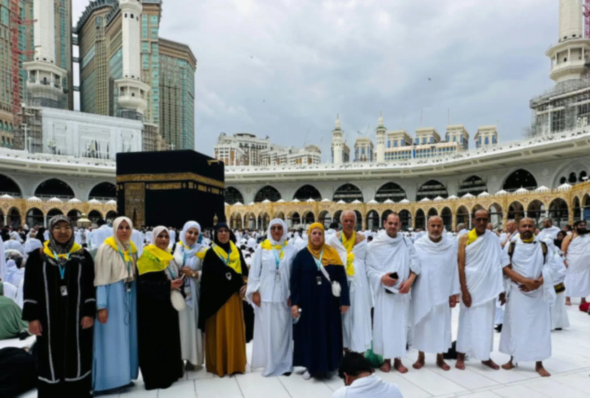 Paquetes de Umrah de Almisk Travel: peregrinos en el patio de la Kaaba