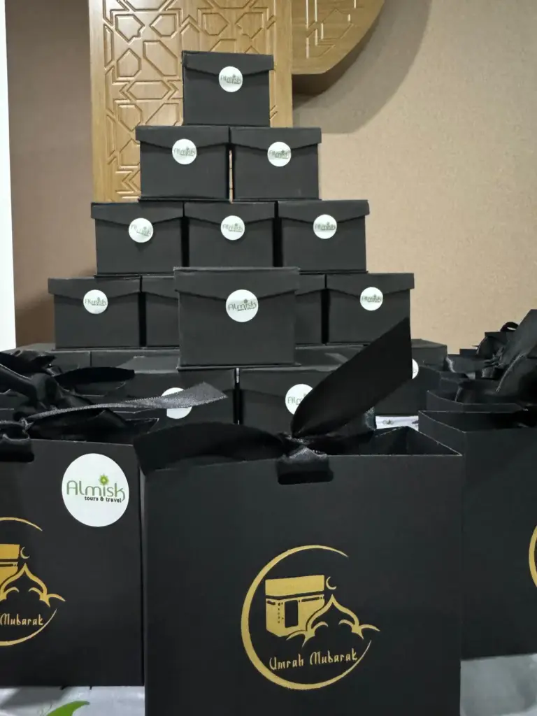 Regalos de bienvenida de Almisk Travel para cada peregrino del grupo