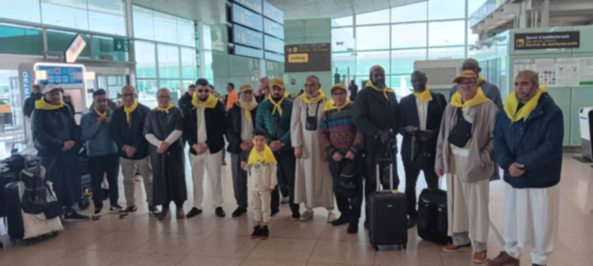 Grupo de Almisk Travel en el aeropuerto, antes de salir en uno de nuestros viajes de Umrah desde España